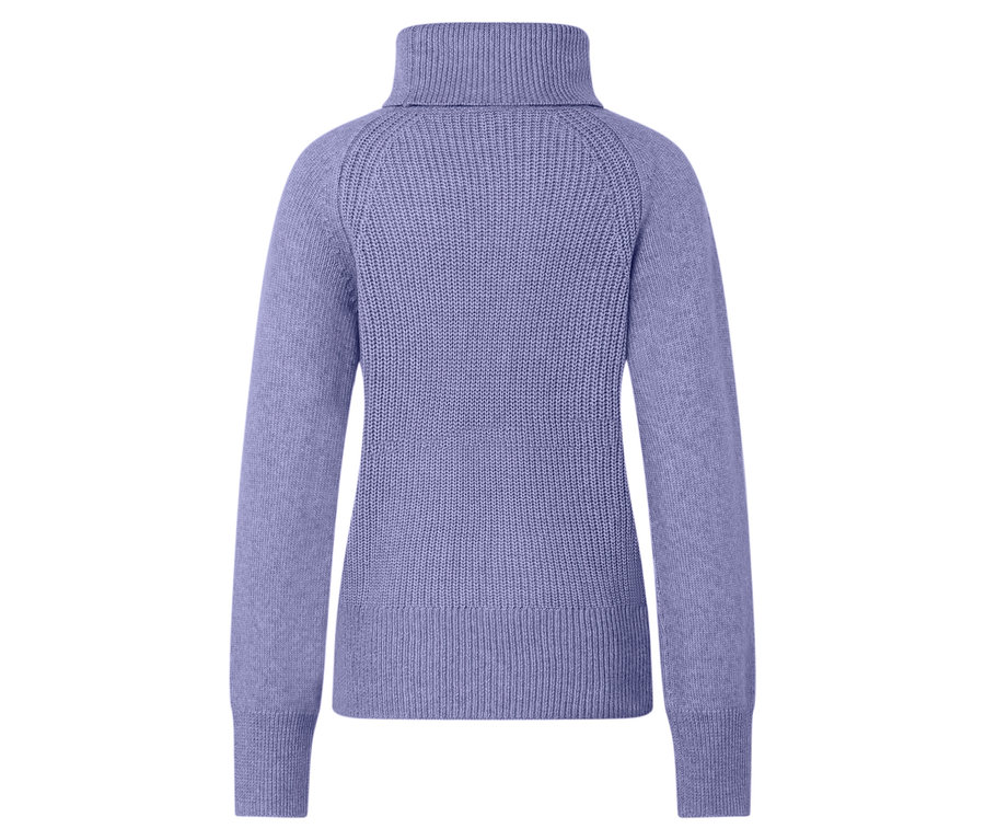 Pull violet à col roulé.