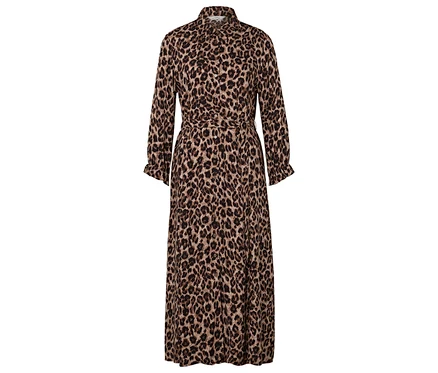 Vue intégrale d'une robe chemise à imprimé léopard sur l'ensemble, à manches longues et à ceinture.