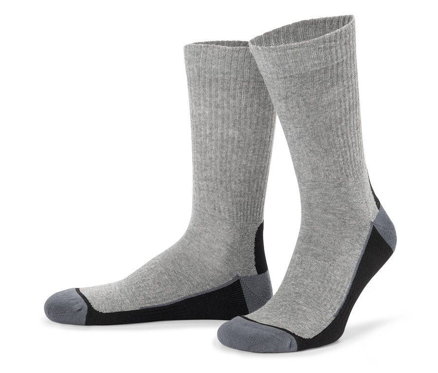 Deux chaussettes grises avec des détails noirs au talon et à la pointe.