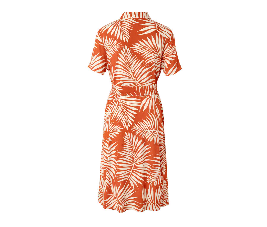 Détail d'une robe chemise imprimée avec des feuilles.