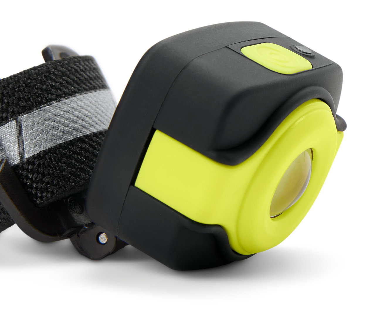 Gros plan d'une lampe frontale compacte avec un corps noir et une lumière jaune.