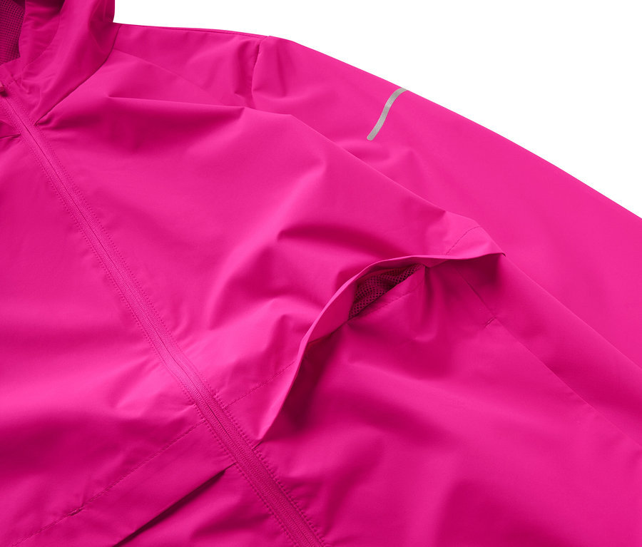 Détail d'une veste rose avec capuche et poche.