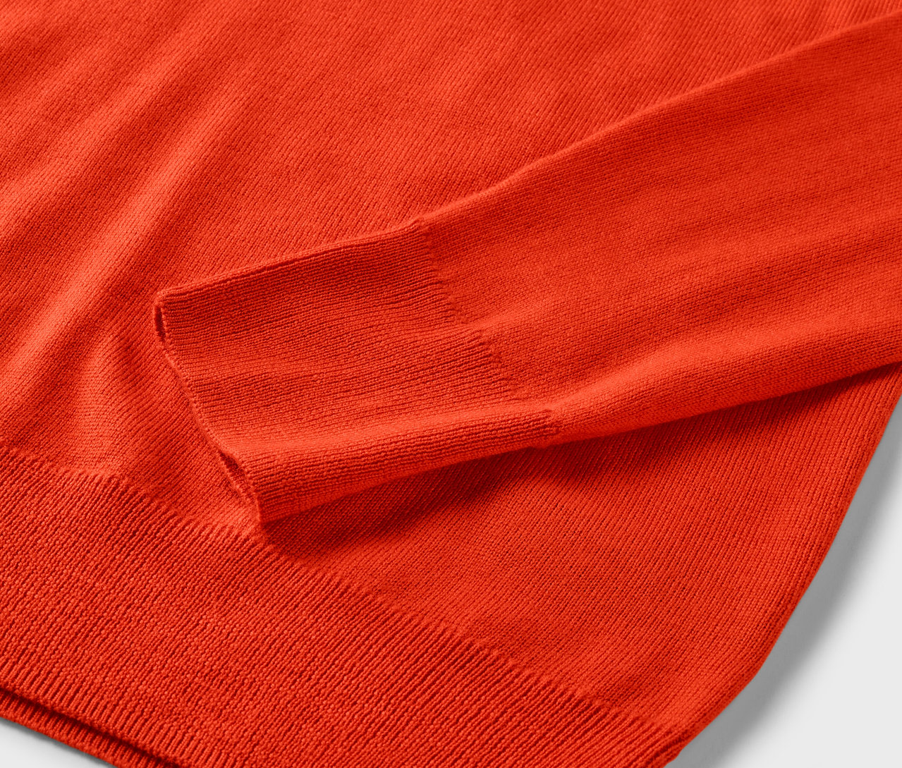 Vue détaillée du pull en tricot fin orange Mernio.