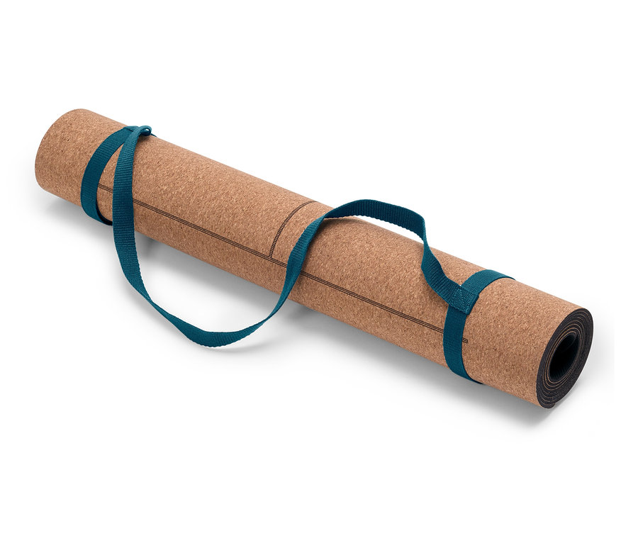 Un tapis de yoga en liège enroulé avec une sangle bleue.