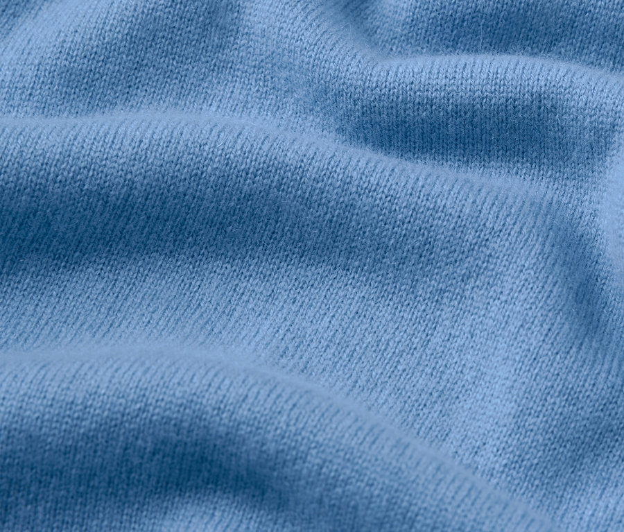 Gros plan d'un pull en laine bleu clair.