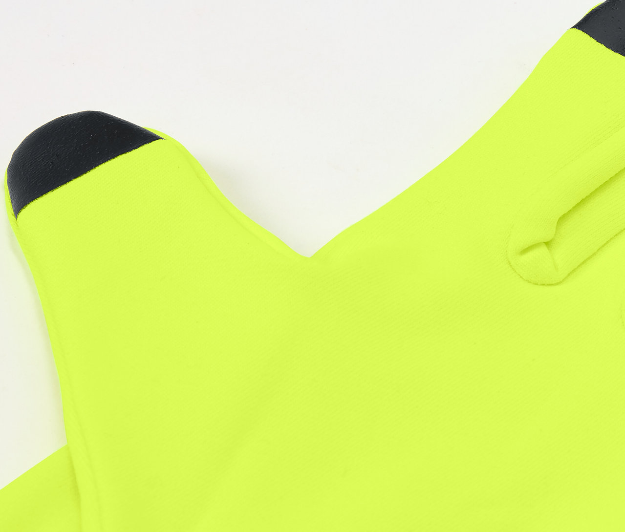 Gros plan de gants de course orange.