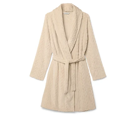 Peignoir beige avec ceinture et motif torsadé.