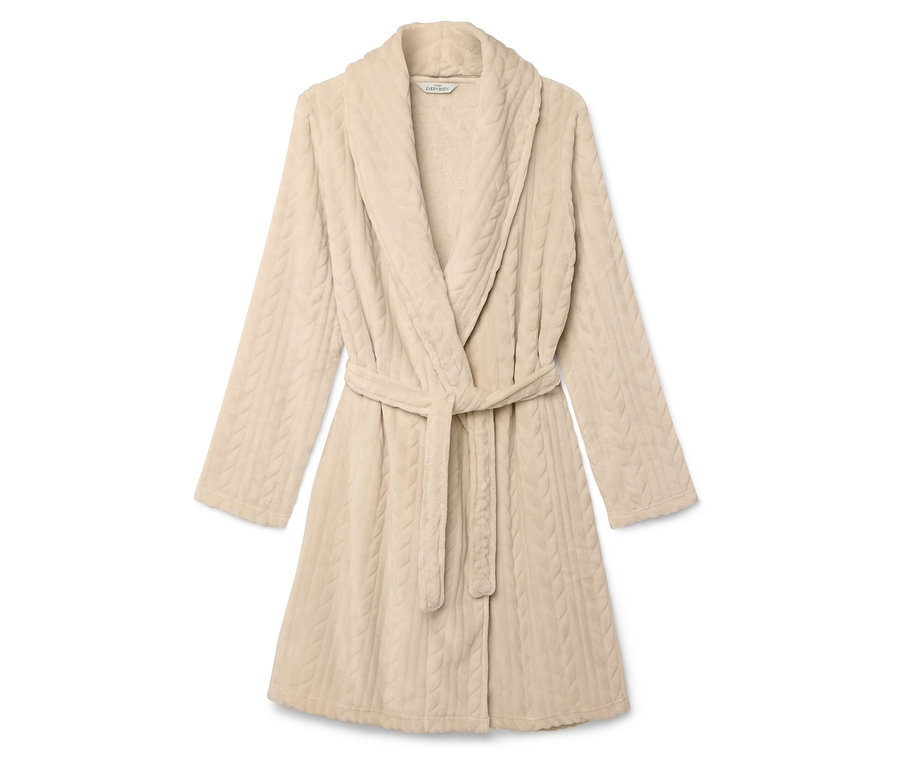 Peignoir beige avec ceinture et motif torsadé.