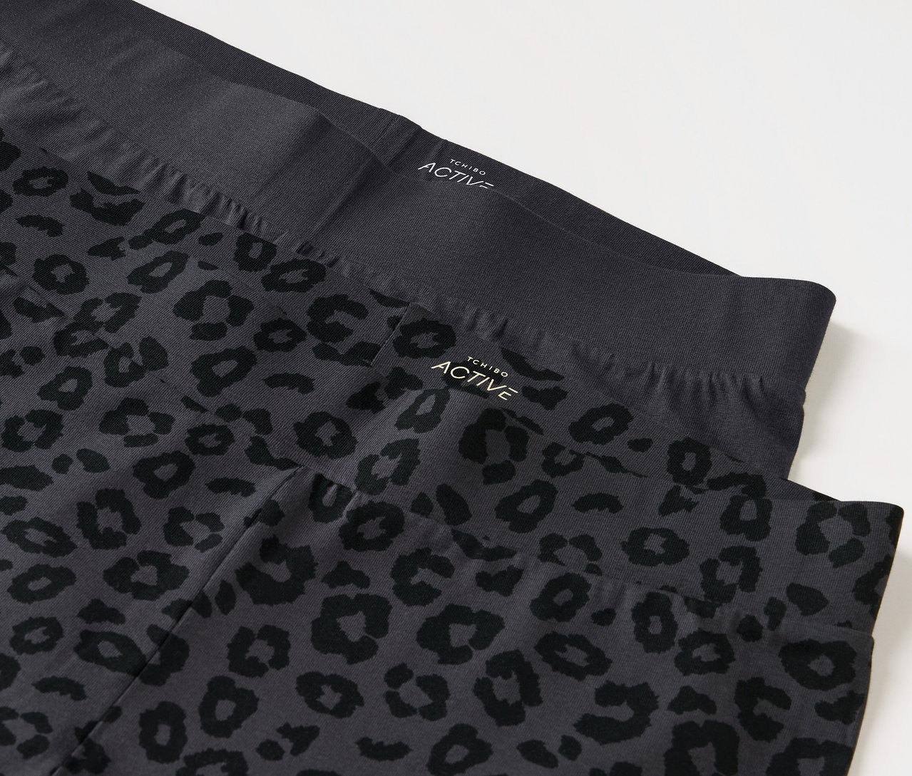 Deux leggings, un noir et un gris avec un motif animal.