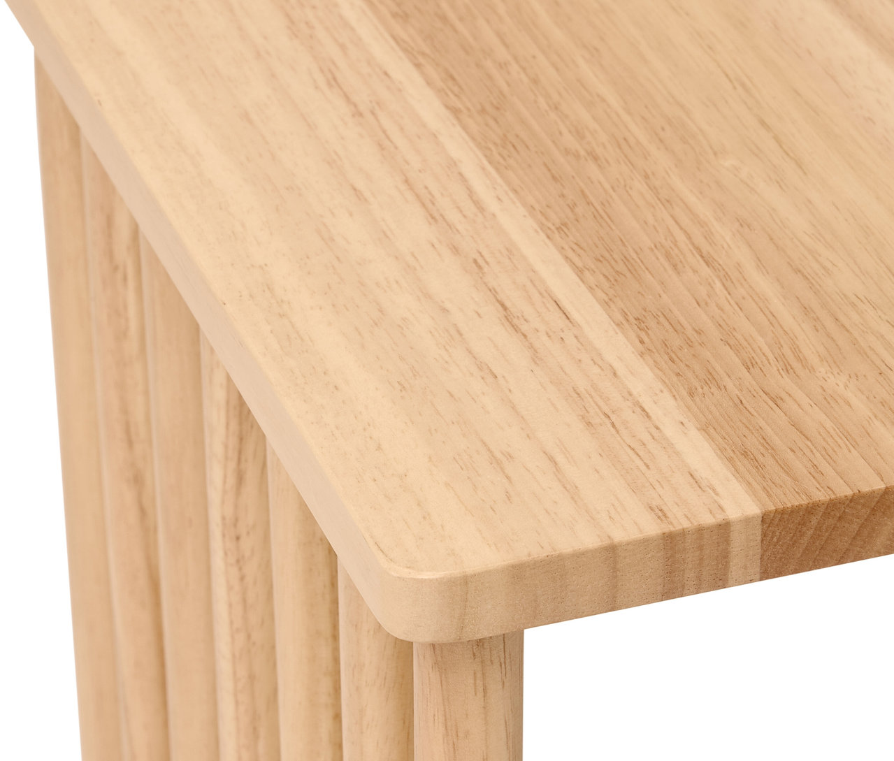 Gros plan du plateau et des pieds en bois clair d'une table d'appoint décorative.