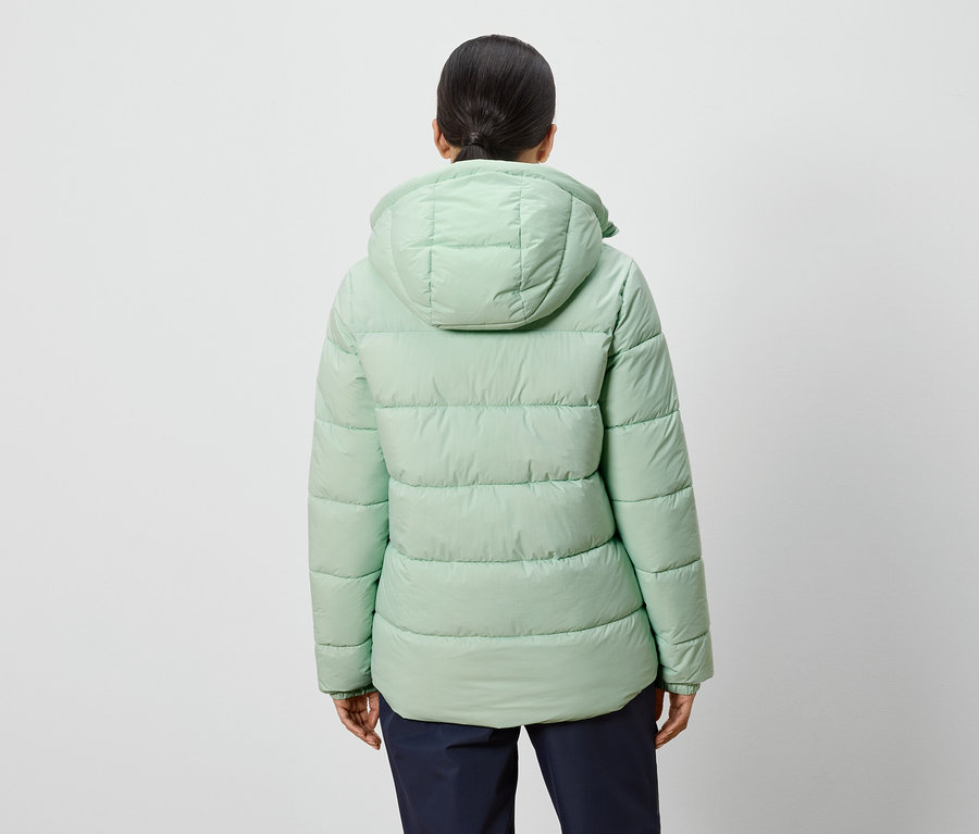 Vue arrière d'une femme portant une doudoune vert clair à capuche.