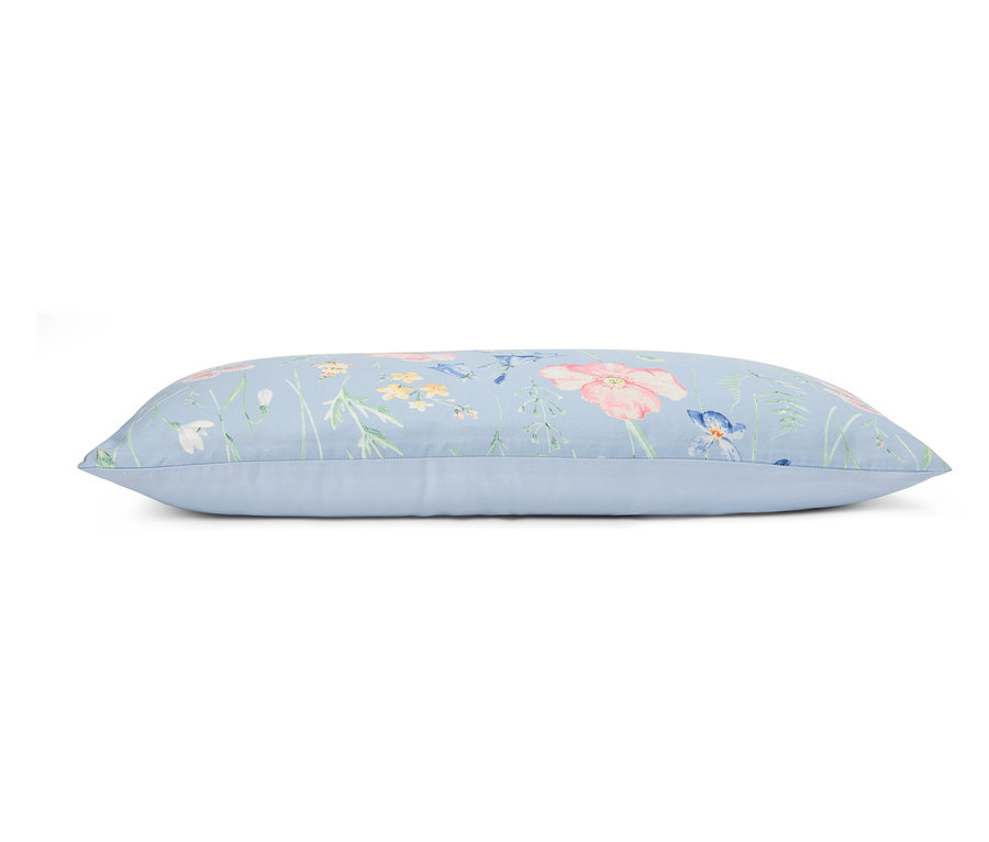Coussin bleu clair avec motif floral.