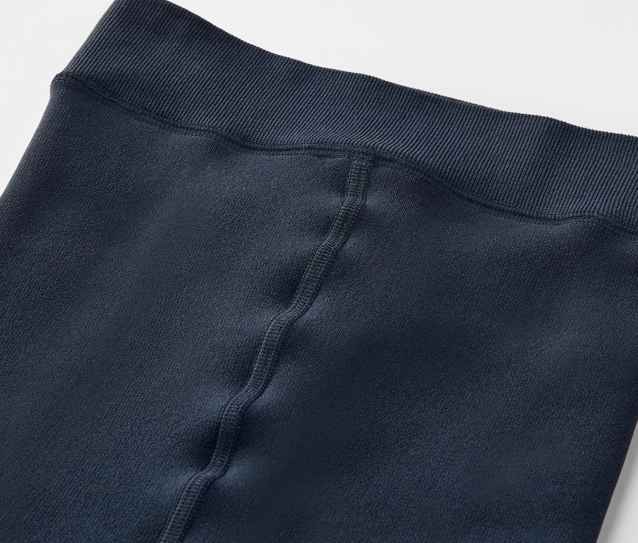 Gros plan sur des leggings bleus avec une taille élastique.