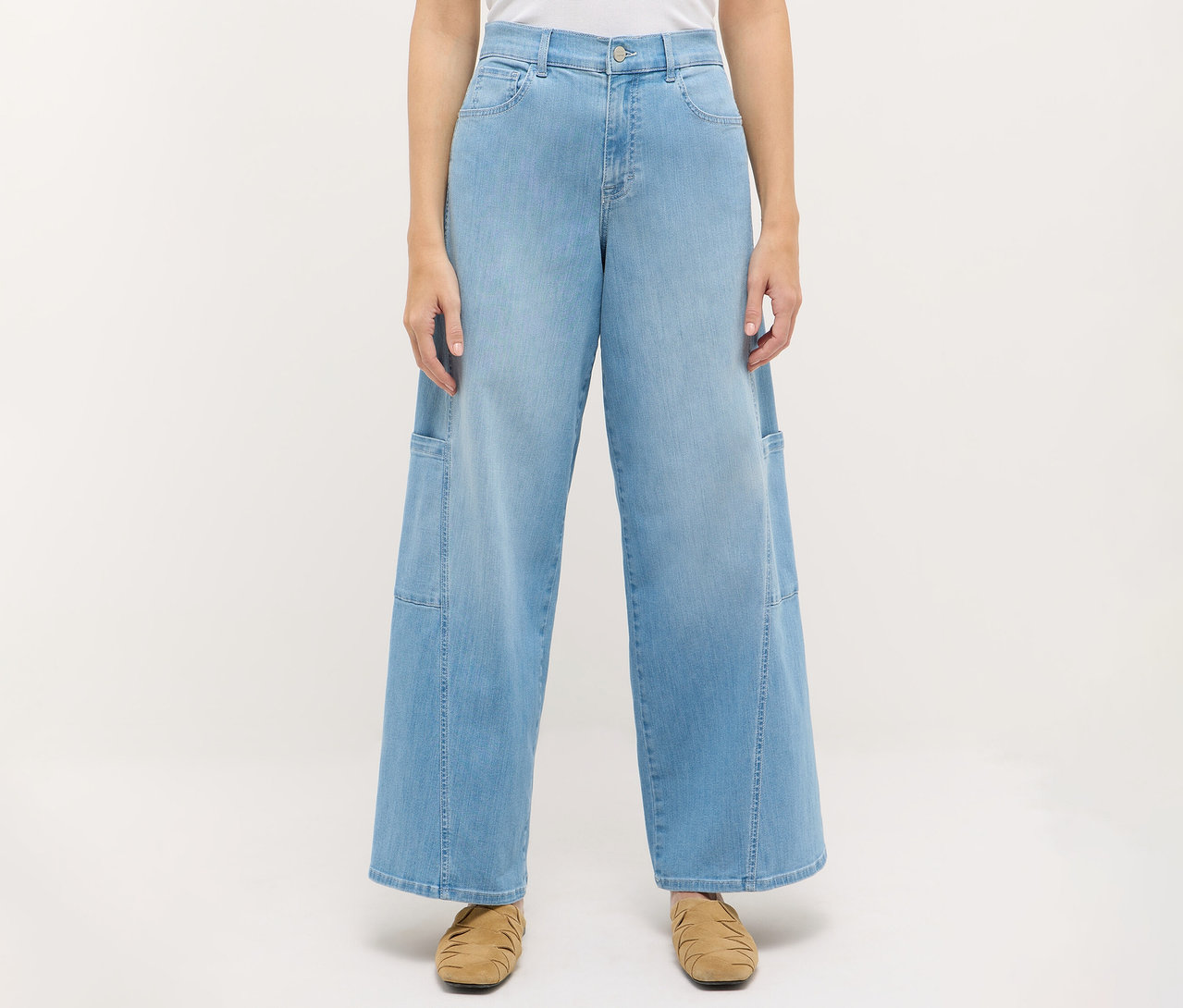 Une personne porte un jean Angels Denim « Liva » Cargo Wide Leg et des chaussures marron.