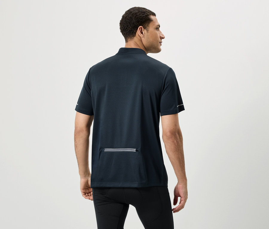 Homme vu de dos, portant un haut de sport bleu marine à manches courtes et un legging noir sur fond blanc.
