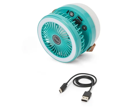 Un ventilateur de camping turquoise avec lumière et câble USB posé sur un fond blanc.