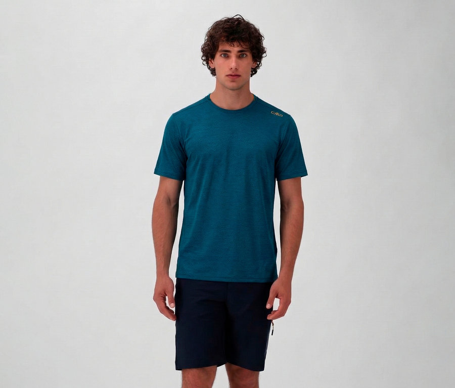 Homme portant un short bleu marine et un t-shirt CMP en maille piquée pétrole sur fond neutre.