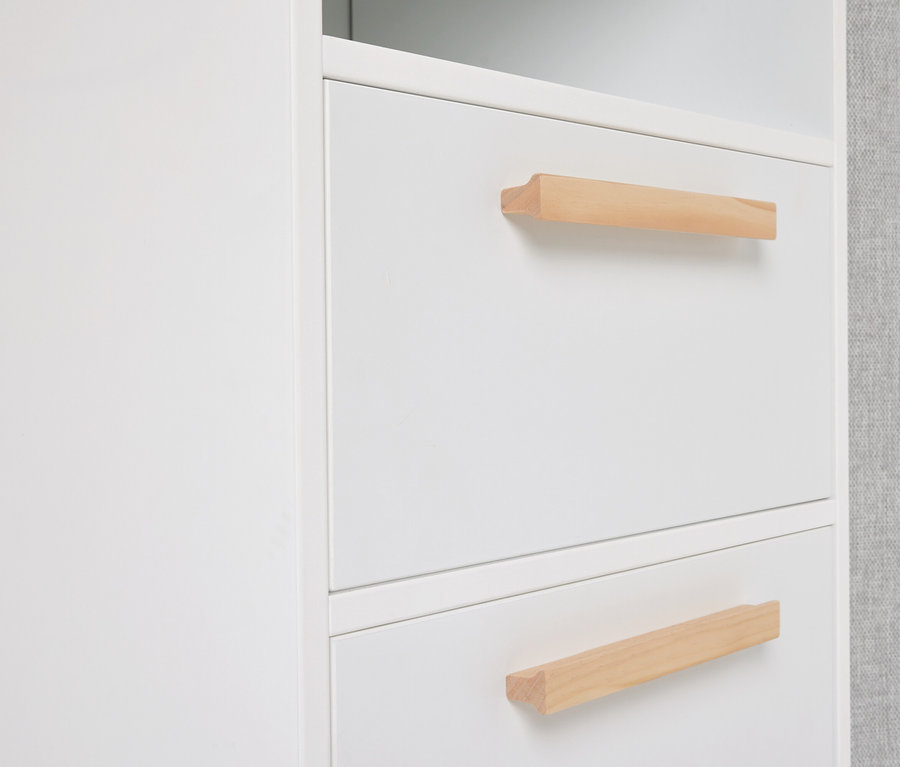 Gros plan d'une armoire blanche avec deux tiroirs et des poignées en bois marron clair.