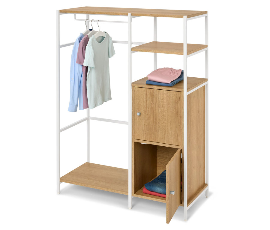 Porte-vêtements avec cadre blanc, une étagère avec des vêtements pliés et une porte d'armoire partiellement ouverte montrant des vêtements.
