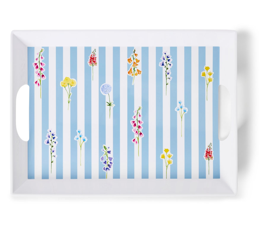 Un plateau blanc avec des rayures bleues et blanches et des motifs floraux.