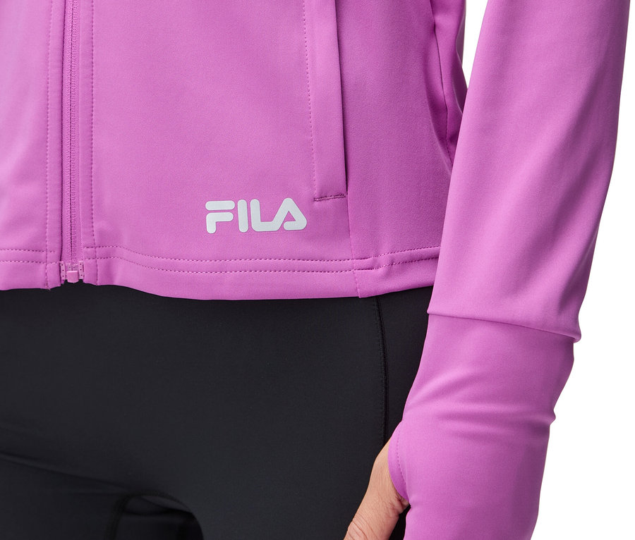 Gros plan d'une femme portant une veste Fila violette avec des trous pour les pouces et un legging noir.