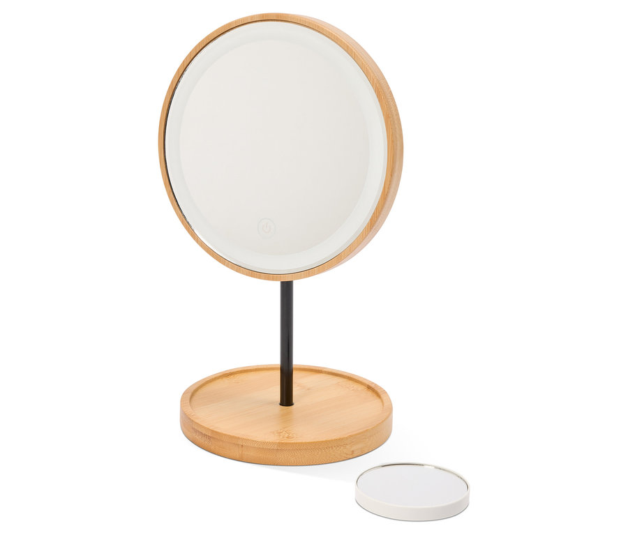 Miroir de maquillage rond avec cadre en bois et support noir sur une base en bois. Un petit miroir rond se trouve à côté.