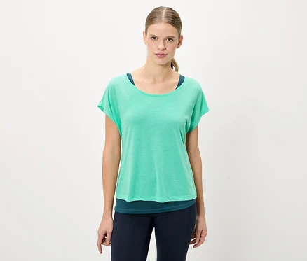 Femme portant un t-shirt vert et un legging bleu.
