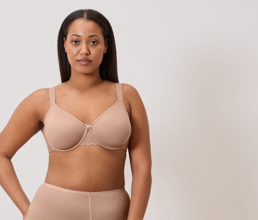 Femme portant un soutien-gorge beige à armatures et une culotte assortie