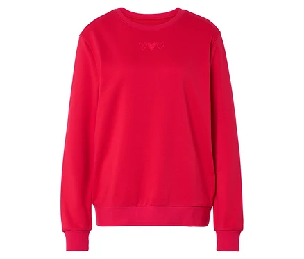 Un sweat-shirt rouge avec trois petits cœurs sous l'encolure est posé sur un fond blanc.