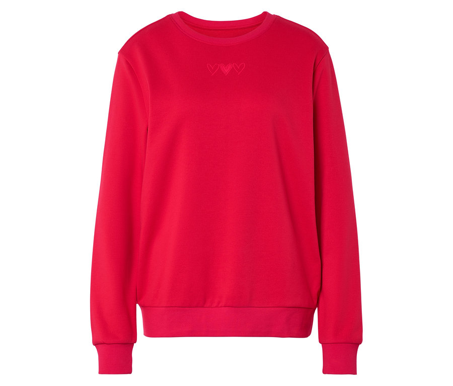 Un sweat-shirt rouge avec trois petits cœurs sous l'encolure est posé sur un fond blanc.