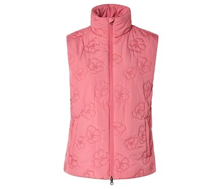 Un gilet rose matelassé à motifs floraux sur un fond blanc.