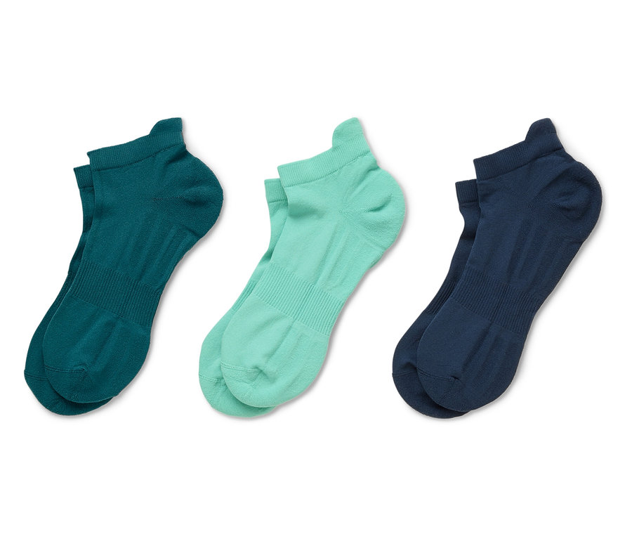Trois paires de chaussettes courtes vert foncé, vert menthe et bleu marine sur fond blanc.