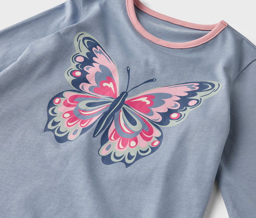 T-shirt bleu à manches longues avec col rose et imprimé papillon.