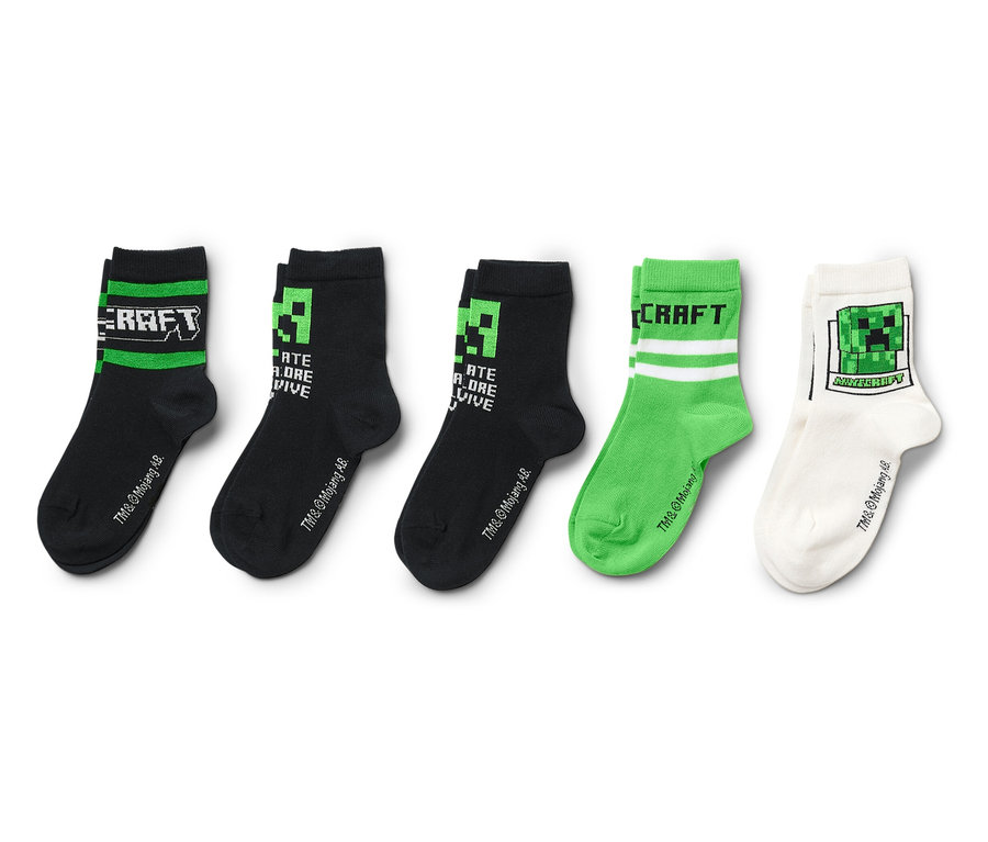 Cinq paires de chaussettes avec des motifs Minecraft sont alignées sur un fond blanc.