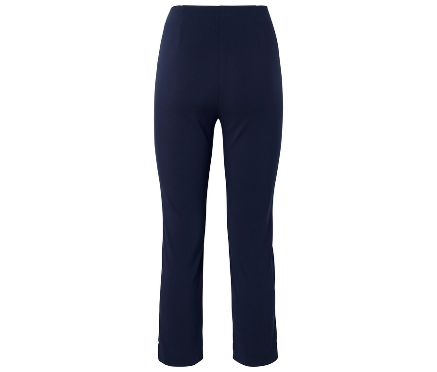 Un pantalon bleu marine est visible sur un fond blanc.