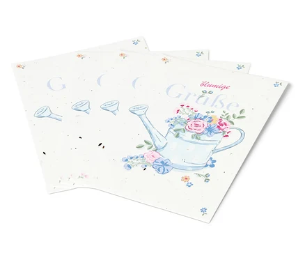Trois feuilles de papier avec un dessin d'un arrosoir avec des fleurs.