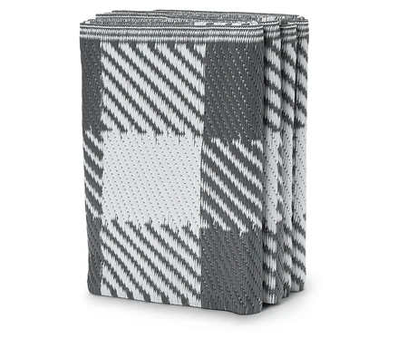 Pile de tapis d'extérieur à carreaux gris et blancs.