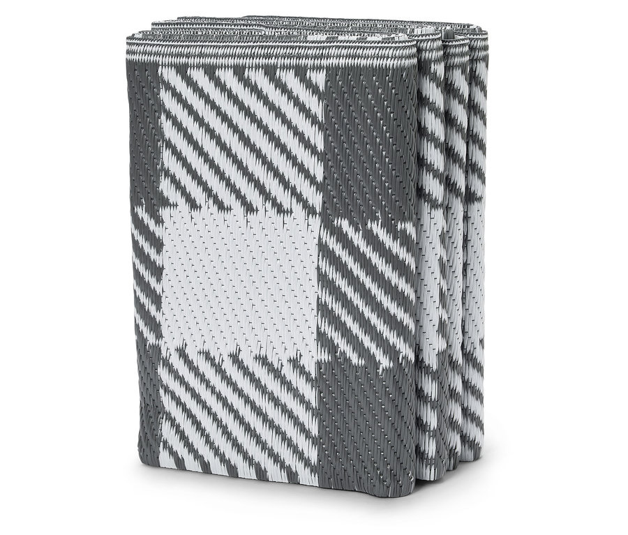 Pile de tapis d'extérieur à carreaux gris et blancs.
