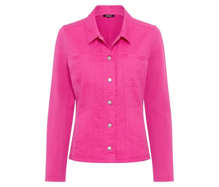 On voit une seule veste rose Olsen à manches longues avec des boutons.