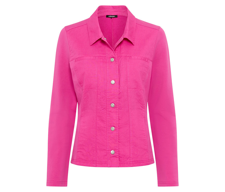 On voit une seule veste rose Olsen à manches longues avec des boutons.