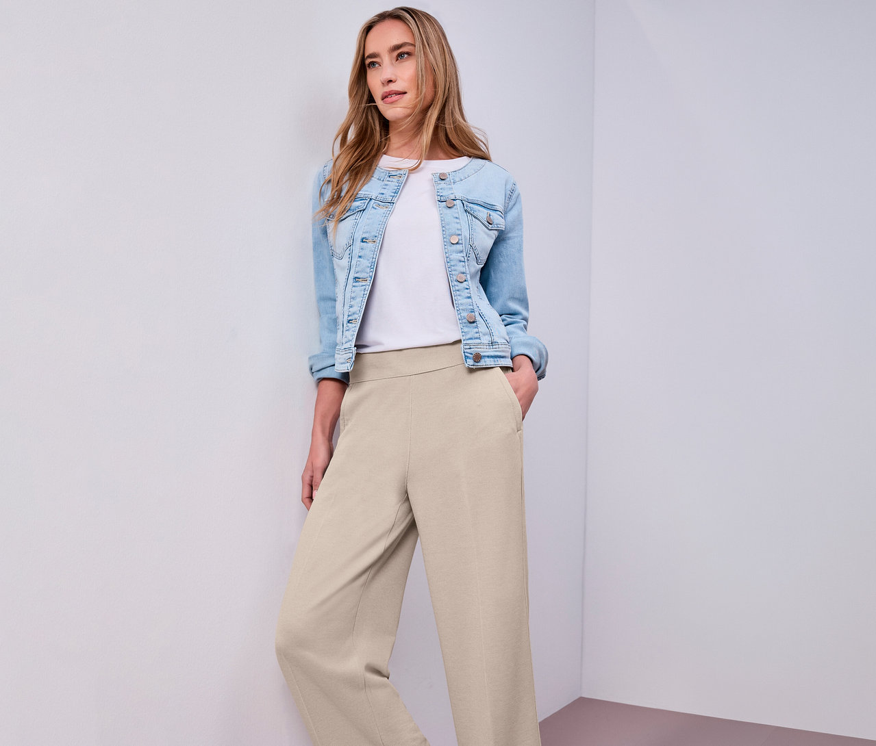Femme portant une veste en jean et une culotte 7/8 Street One. Elle a une main dans sa poche.