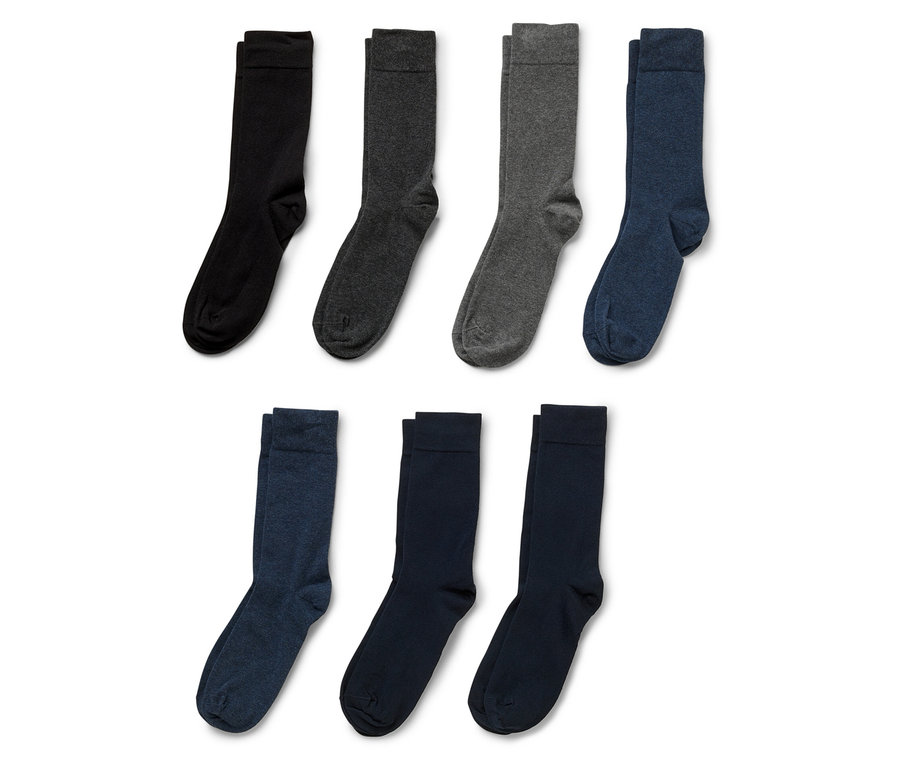 Sept chaussettes en noir, gris foncé, gris et bleu sont posées sur un fond blanc.