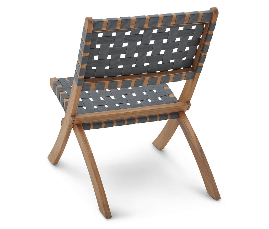 Vue arrière d'une chaise pliante en bois avec une assise tissée grise.