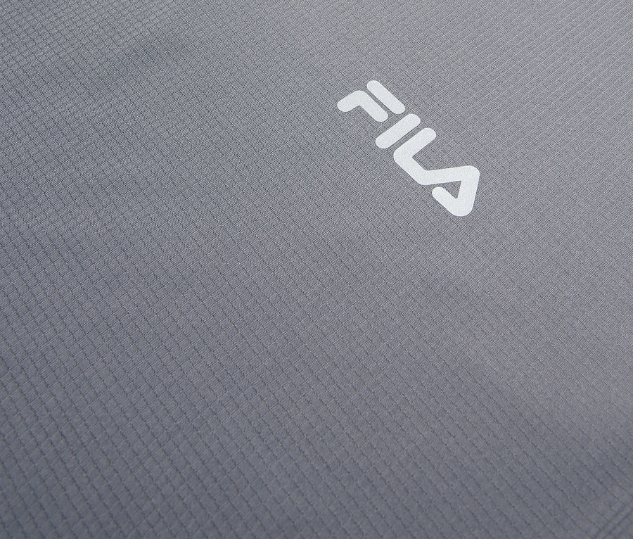 T-shirt Fila gris avec logo blanc.