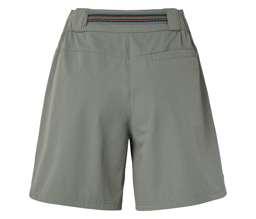 Gros plan sur l'arrière d'un short vert olive avec une ceinture décorative multicolore.