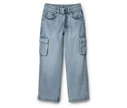Jean bleu clair avec poches cargo de chaque côté.