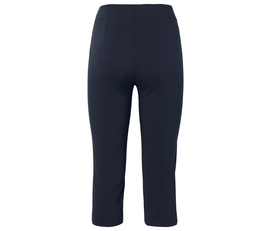 Pantalon court bleu foncé sur fond blanc.