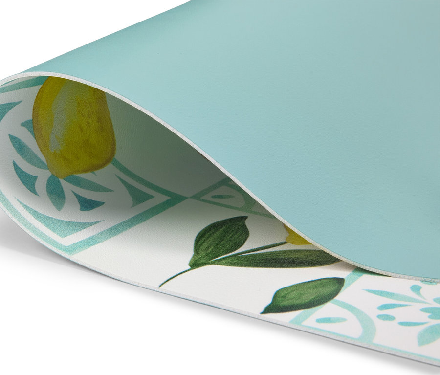 Gros plan d'une nappe bleu clair avec un motif de citrons.
