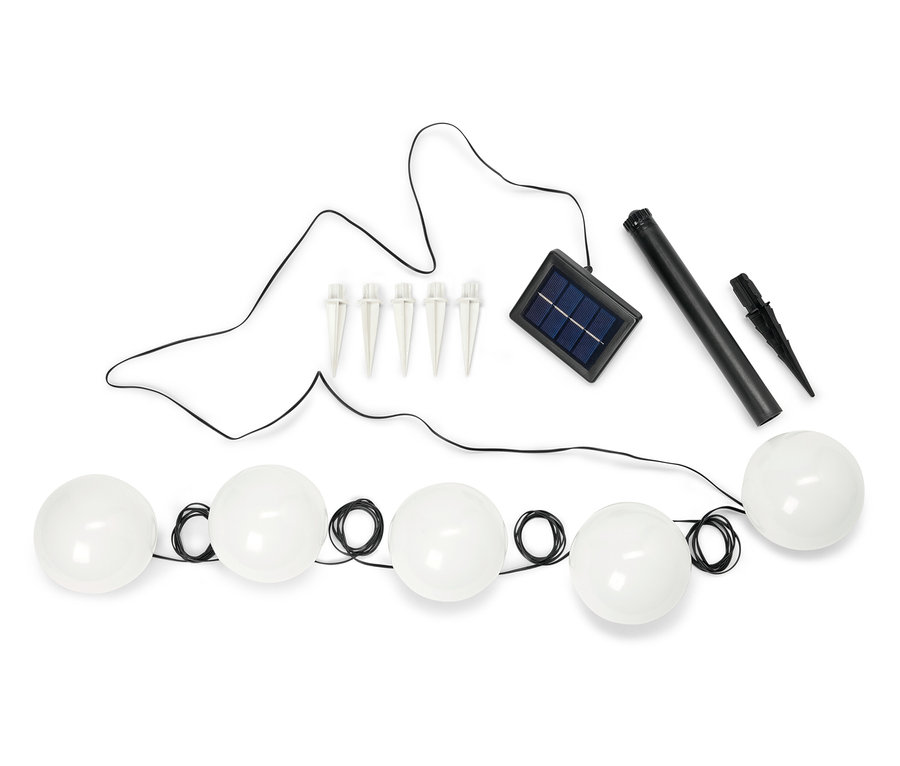 Guirlande lumineuse avec cinq lampes sphériques, panneau solaire et piquets de terre sur fond blanc.