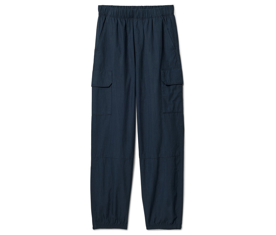 Un pantalon cargo bleu marine avec une taille élastique et des poches sur fond blanc.
